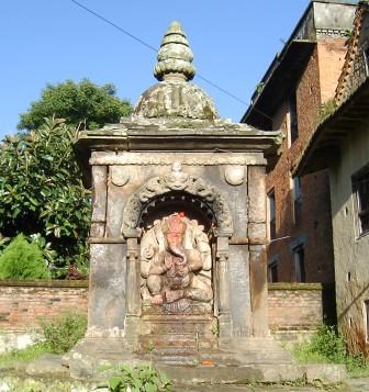Just before the innate pension way can be see very famouse Ganesh & Shiva temple@LȃKl[VƃVô